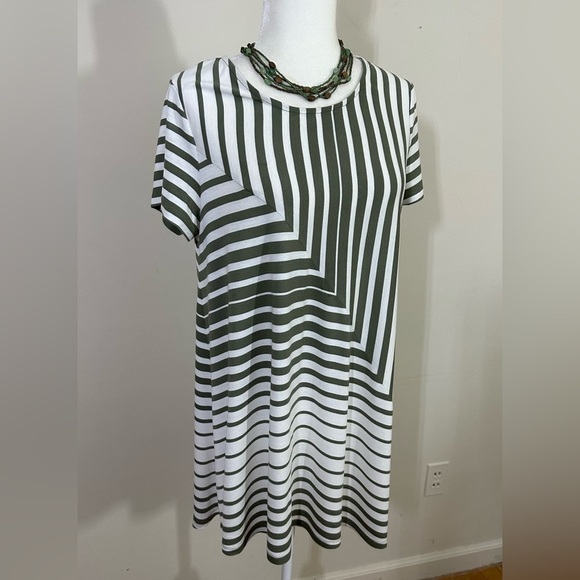 Jessica Simpson sz Md maternity top in olive and off white wandering stripes - Picture 7 of 15